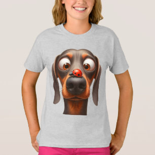 Whimsicaler Hund mit Marienkäfer auf der Nase T-Shirt