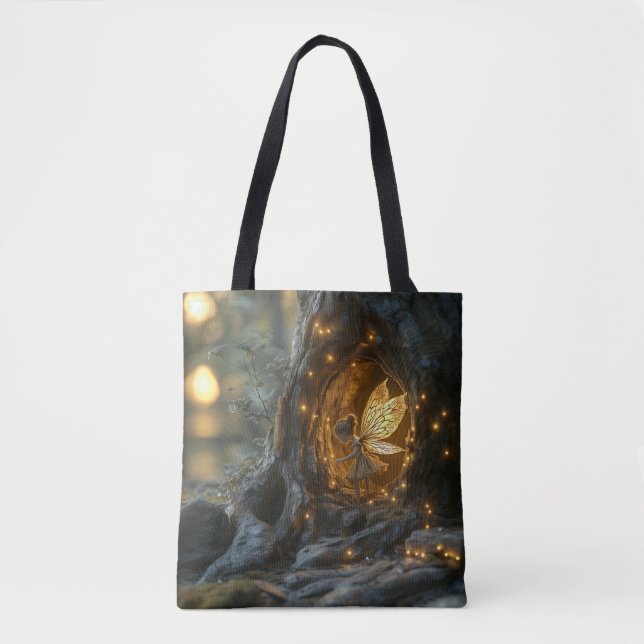 Whimsikales Bild einer Fee im Höhlen eines Baumes Tasche (Vorderseite)