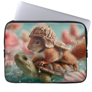 Whimsikisches Eichhörnchen Reiten einer Schildkröt Laptopschutzhülle