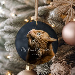 Whimsikskript Pet First Christmas Foto Keramik Ornament<br><div class="desc">Eine moderne Typografie für diese Foto-Ziersammlung. Um mit Ihrem Lieblingsfoto individuell zu gestalten,  denn auch unsere geliebten Tiere verdienen es,  Teil der Weihnachtsmagie zu sein! Sie können auch die Farbe des Schriftartes ändern,  wenn Sie möchten.</div>