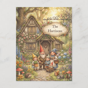 Whimsische Gnomfamilie im verzauberten Waldhaus Postkarte