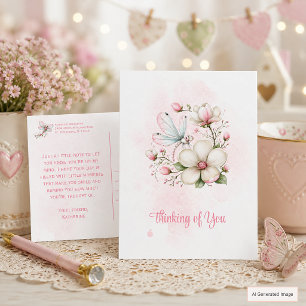 Whimsische Libelle und Blume in Rosa "In Gedanken Postkarte