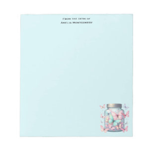 Whimsische Schmetterlinge in einem Glas Notizblock