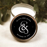 Whimsischer Ampersand | Moody Black Wedding Runder Aufkleber<br><div class="desc">Diese einzigartigen und modernen,  dunklen Hochzeitsaufkleber sind mit einem fett-blühenden,  sehr hellgrauen Ampersand auf schwarzem Hintergrund ausgestattet.</div>