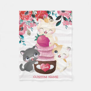Whimsischer Cartoon Katzen Erdbeere Cupcake Fleecedecke