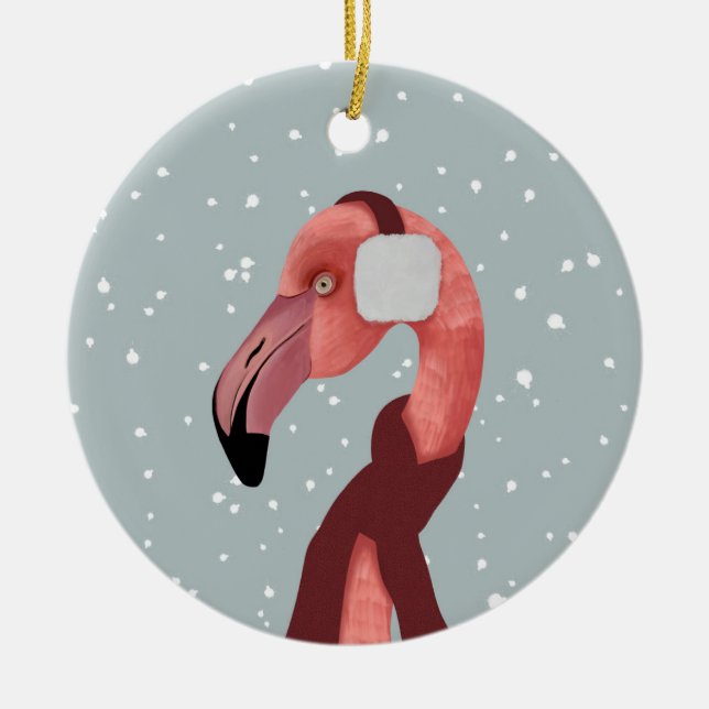Whimsischer, gemütlicher Winter Flamingo mit Scarf Keramik Ornament (Vorne)