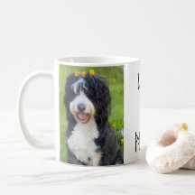 Whimsischer Hund im Gras Sprichwort "Ich Liebe mei