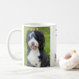 Whimsischer Hund im Gras Sprichwort "Ich Liebe mei Kaffeetasse