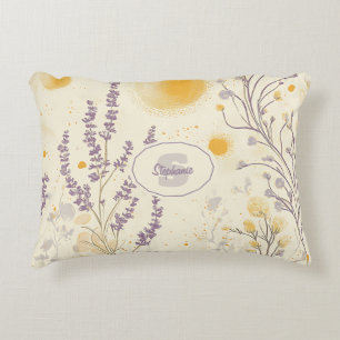 Whimsischer Lavendel und gelbes Blumenmuster Dekokissen