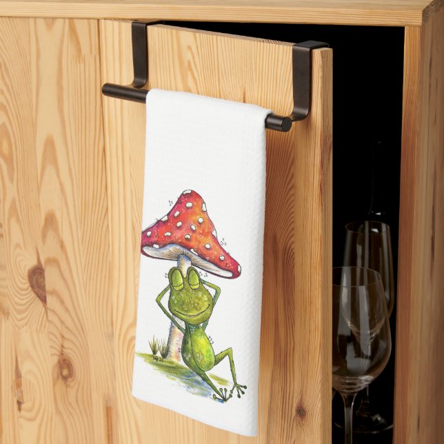 Whimsischer Schlaffrosch unter einem Pilz Geschirrtuch (Drittel gefaltet)