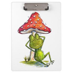 Whimsischer Schlaffrosch unter einem Pilz Klemmbrett