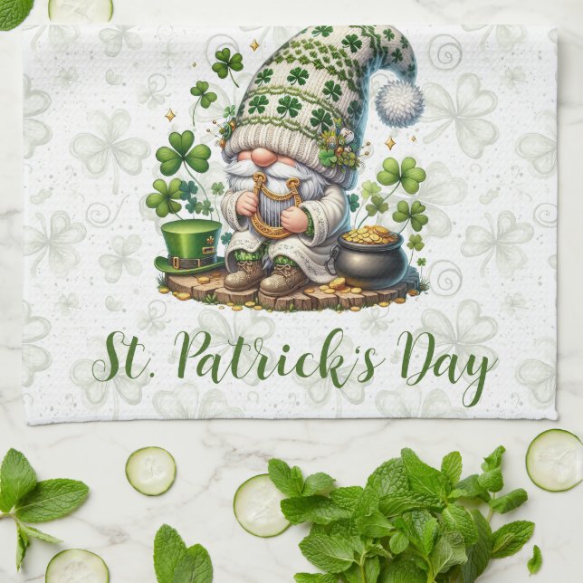 Whimsischer St. Patrick's Day Gnom  Geschirrtuch (Gefaltet)