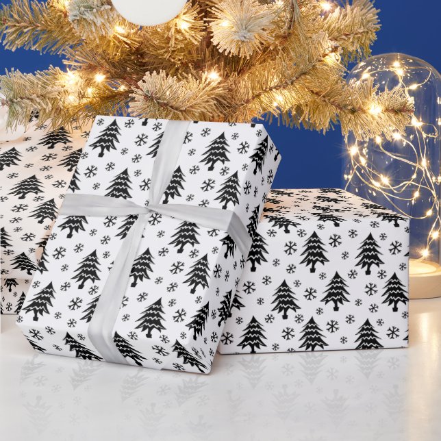 Whimsischer Weihnachtsbaum Snowflake Schwarz-weiß Geschenkpapier (Feiertage)