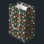 Whimsischer Weihnachtskatze Muster Grün Mittlere Geschenktüte<br><div class="desc">Niedliche Weihnachtsgeschenktasche mit handgezeichneter Illustration von Katzen mit Winterzubehör. Die Abbildung wurde in ein Muster mit Sternen gemacht.</div>