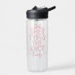 Whimsisches Coquette-Bugkon-Brautparty Trinkflasche<br><div class="desc">Whimsikaler Coquette-Bogen,  die den Knoten modernen boho eleganten stilvollen handgeschriebenen Brautparty Gastgeschenk Dekoration passend Wasser Flasche Design. Zeitgenössische Sammlung Rot und Rosa.</div>