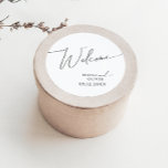 Whimsisches Minimalistisches Skript | Begrüßung Runder Aufkleber<br><div class="desc">Dieses skurrile minimalistische Skript | Hochzeitsempfang Klassischer Rundaufkleber ist perfekt für Ihre klassische einfache Schwarz-Weiß minimale moderne Boho Hochzeit. Das Design besticht durch elegante, delikate und romantische handgeschriebene Kalligraphieschriften mit formaler Shabby Chic-Typografie. Das Aussehen wird bei jeder Hochzeitszeit gut sein: Frühling, Sommer, Herbst oder Winter! Das Produkt ist bearbeitbar und...</div>