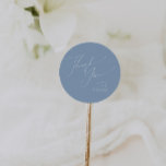 Whimsisches Skript | Blue Dankeschön Gastgeschenk  Runder Aufkleber<br><div class="desc">Einführung in unser atemberaubendes whimsical-Skript | Blau Dankeschön Gastgeschenk Hochzeit Klassiker Rundaufkleber perfekt für Ihre einfache moderne boho Frühlingsfeier. Unser elegantes Design umfasst eine lebendige, helle, pastellfarbene Farbpalette mit einem Vintagen, schicken Kalligraphieskript. Ob Sie einen minimalistischen oder klassischen Stil bevorzugen, unser einzigartiges, bearbeitbares Produkt bietet Luxus und Eleganz, perfekt um...</div>