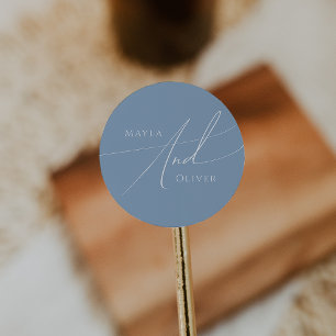 Whimsisches Skript Dusty Blue Wedding Runder Aufkleber