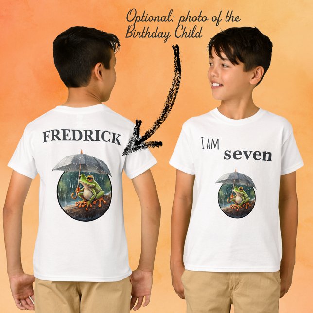 Whimsisches Waldcotattcore Frosch Foto & Name T-Shirt (Whimsical Woodland Cottagecore Frog Birthday Boy T-shirt with photo, Name and Age fields for party)