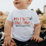 Whimsisches Wasserfarbe Mein erster Weihnachtsname Baby T-shirt<br><div class="desc">schöne Aquarellhandschrift,  die meine ersten Weihnachten und Kiefernbäume Illustration Kinder T - Shirt. Personalisierbar!</div>