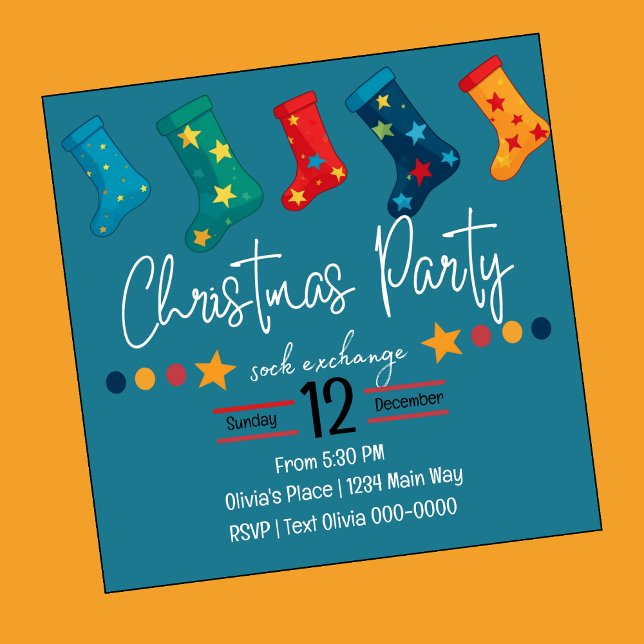 Whimsisches Weihnachtssock-Exchange-Party in Blue Einladung (Christmas Holiday sock exchange party invitation in blue with cute socks hanging ton top of card.)