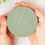 Whimsisical Sage Green Hello Baby Runder Pappuntersetzer<br><div class="desc">Mit unserem wunderschönen, grünen Hello Baby Rundpapier Untersetzer, perfekt für Ihre moderne Boho Feier zu jeder Jahreszeit! Dieser Untersetzer mit seinem boho-chic, geschlechtsneutralen Ambiente, eleganter Kalligraphie und einem dezenten minimalistischen Design ist ideal für Jungen und Mädchen. Außerdem ist es bearbeitbar, sodass Sie Ihre eigene klassische, skurrile Touch hinzufügen können, um...</div>