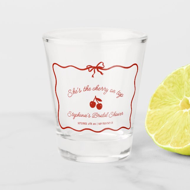 Whimsy Red She is the Cherry on Top Brautparty Schnapsglas (Vorderseite)