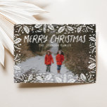 Whimsy White Holly Border Foto Christmas Feiertagskarte<br><div class="desc">Dieses elegante und skurrile Foto-Design zeichnet sich durch handgezeichnete Winterfolien aus, die Ihr Foto umrahmen und mit stilvollem Stil und persönlicher Note bis nach oben zeigen. Ein verblassender Farbverlauf überlagert Ihr Foto, um den Text zu markieren. Auf der Rückseite befindet sich ein passendes holly Muster sowie ein Platz für ein...</div>