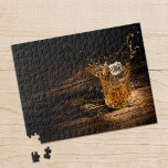 Whiskey auf den Felsen<br><div class="desc">Puzzle eines Eiswürfels, der auf einem rustikalen Holztisch in ein Kristallglas spritzt. Wählen Sie aus den verschiedenen verfügbaren Größen.</div>