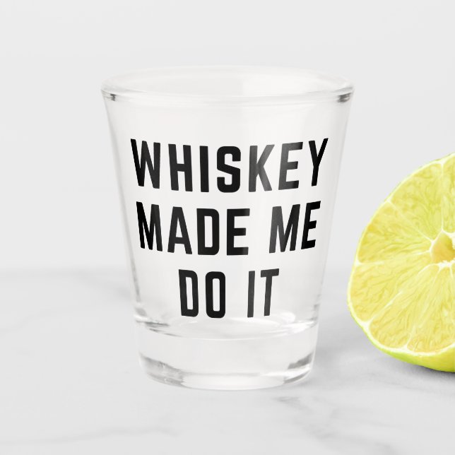 Whiskey hat mich dazu gebracht, es zu funny Zitat Schnapsglas (Vorderseite)