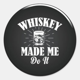 Whiskey machte mich zum klassischen Rundaufkleber Runder Aufkleber