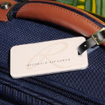 Whisper Pink Elegant Minimalistisches Monogramm Gepäckanhänger<br><div class="desc">Auf diesem schicken, blassrosa Gepäckanhänger mit minimalistischer Optik ist ein elegantes Monogramm-Logo zu sehen. Bearbeiten Sie den Beispieltext einfach mit Ihren Daten. Sie können Textzeilen hinzufügen oder entfernen, wenn dies zum Anzug Ihrer Anforderungen erforderlich ist. Wenn Sie das Monogramm bearbeiten und es neu zentrieren möchten, blättern Sie zum unteren Rand...</div>