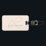 Whisper Pink Elegant Minimalistisches Monogramm Gepäckanhänger<br><div class="desc">Auf diesem schicken, blassrosa Gepäckanhänger mit minimalistischer Optik ist ein elegantes Monogramm-Logo zu sehen. Bearbeiten Sie den Beispieltext einfach mit Ihren Daten. Sie können Textzeilen hinzufügen oder entfernen, wenn dies zum Anzug Ihrer Anforderungen erforderlich ist. Wenn Sie das Monogramm bearbeiten und es neu zentrieren möchten, blättern Sie zum unteren Rand...</div>