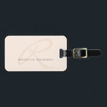 Whisper Pink Elegant Minimalistisches Monogramm Gepäckanhänger<br><div class="desc">Auf diesem schicken, blassrosa Gepäckanhänger mit minimalistischer Optik ist ein elegantes Monogramm-Logo zu sehen. Bearbeiten Sie den Beispieltext einfach mit Ihren Daten. Sie können Textzeilen hinzufügen oder entfernen, wenn dies zum Anzug Ihrer Anforderungen erforderlich ist. Wenn Sie das Monogramm bearbeiten und es neu zentrieren möchten, blättern Sie zum unteren Rand...</div>