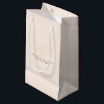 Whisper Pink Elegant Minimalistisches Monogramm Kleine Geschenktüte<br><div class="desc">Auf dieser eleganten, blassrosa Geschenktasche mit minimalistischem Anklang steht ein elegantes Monogramm-Logo. Dieses vielseitige Design ist hier mit einem Salon-Thema präsentiert und eignet sich für jede Art von Unternehmen oder Beruf. Bearbeiten Sie den Beispieltext einfach mit Ihren Daten. Um den Texteffekt des angezeigten Beispielnamens zu erreichen, geben Sie zwischen jedem...</div>