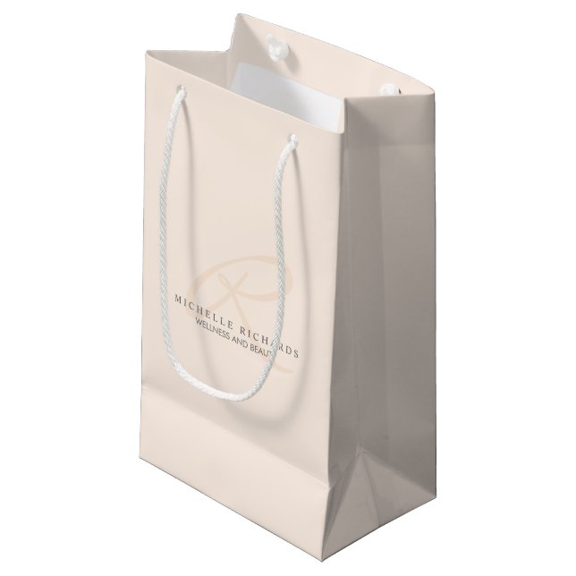 Whisper Pink Elegant Minimalistisches Monogramm Kleine Geschenktüte (Vorderseite Schrägansicht)