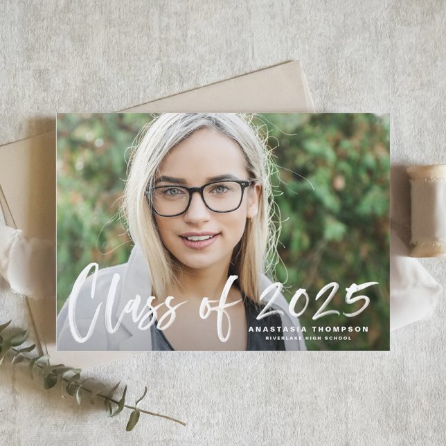 White 2025 Brush Lettering Foto Abschluss Einladung (Customizable photo graduation announcement featuring brush lettering.)