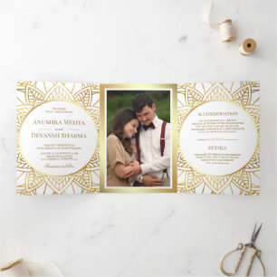 White and Gold Ethnic Mandala Indian Wedding Dreifach Gefaltete Einladung