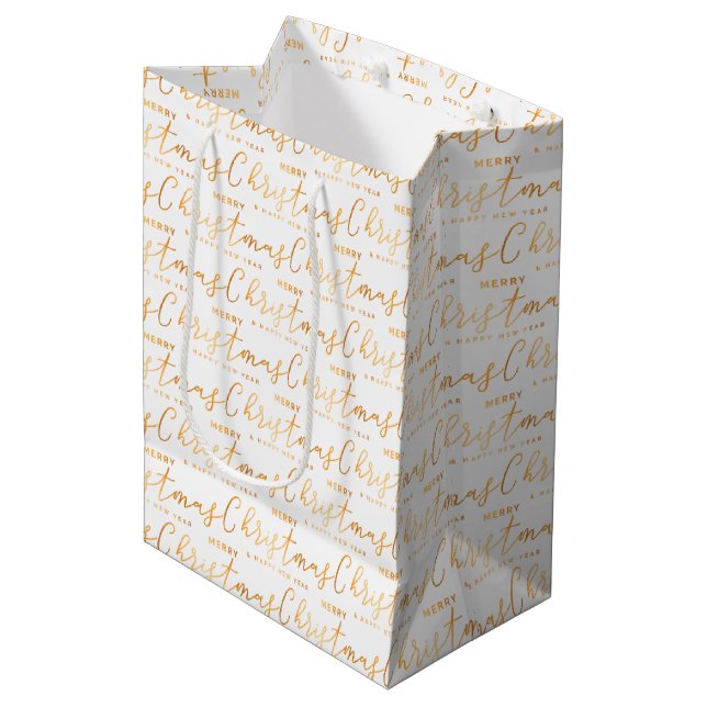 White and Gold Merry Christmas Word Art Mittlere Geschenktüte (Vorderseite Schrägansicht)