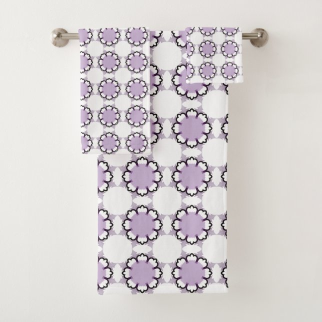 White and purple geometric mandala pattern Towel (En situation)