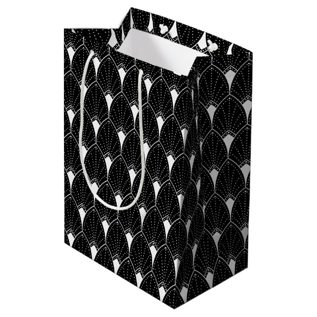 White Art Deco Muster auf schwarz Mittlere Geschenktüte (Rückseite Schrägansicht)