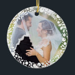 White Berry Gerahmt Wedding Foto mit benutzerdefin Keramikornament<br><div class="desc">Ein Kreis hübscher, weißer, grafischer, blumenreicher Beeren und Blätter umrahmt Ihr liebstes Hochzeitsfest-Foto, um einen perfekten Sake zu kreieren oder als Geschenk für Neuvermählte, um gemeinsam ihre ersten Weihnachten zu feiern. Fotografie von Shanna Russell Fotografie</div>