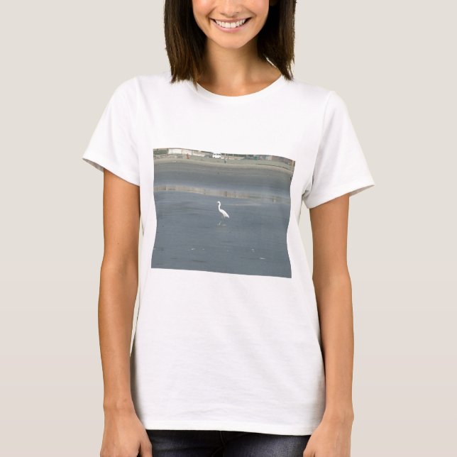 White Bird auf grauem Sand Beach Art Print T-Shirt (Vorderseite)