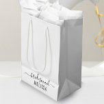 White & Black Bridesmaid Mittlere Geschenktüte<br><div class="desc">Feiern Sie Ihre heilige Ehe mit diesem niedlichen,  weißen und schwarzen Geschenksack für eine Brautjungfrau. Nehmen Sie sich ein Set für jedes Hochzeitsmitglied und passen Sie es an,  indem Sie den Namen jeder Person hinzufügen. Großartige Geschenktaschen für ein Brautparty oder einen Junggeselinnen-Abschied.</div>