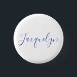 White Blue Schlicht Elegante Moderne Kalligraphie Button<br><div class="desc">Dieser Einfachheit-Stil ist alles. Einfach, aber wirklich eine berufliche schöne Aussage.</div>
