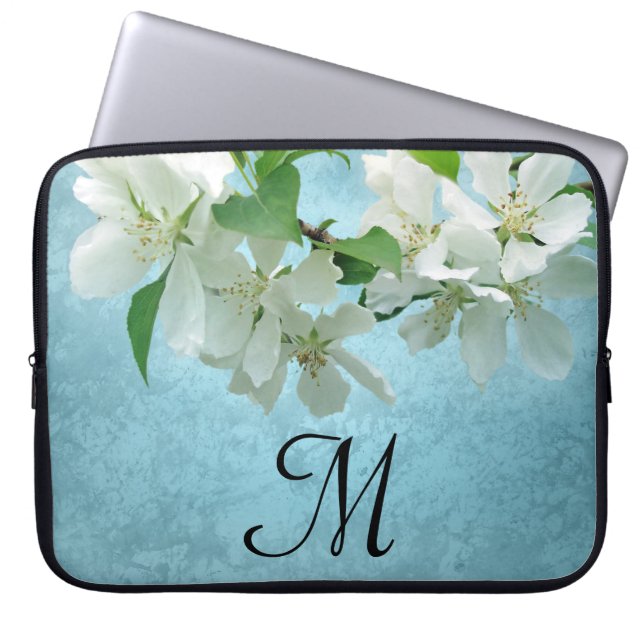 White Blume on Blue Sky Monogram 15" Laptop Case (Vorderseite)