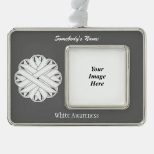 White Blume Ribbon Tmpl (H-O) von Kenneth Yoncich Rahmen-Ornament Silber