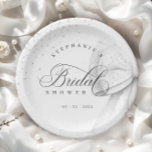 White Bow Pearls Brautparty Pappteller<br><div class="desc">Fügen Sie Ihrem Brautparty eine Touch Eleganz und Eleganz hinzu,  mit diesen luxuriösen Aquarellpapier-Tellern mit einem zarten weißen Bogen und eleganten weißen Perlen. Das elegante Spitzen-Band und die romantische,  handgeschriebene Schrift schaffen ein trendiges,  kokett inspiriert Aussehen,  perfekt für eine stilvolle und glamouröse Feier.</div>