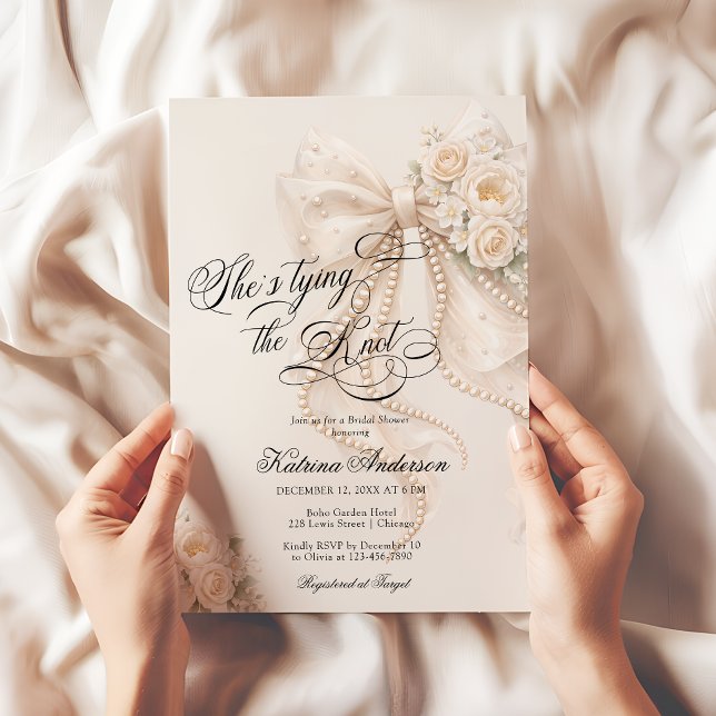 White Bow She's Tying the Knot Bridal Shower Einladung (Von Creator hochgeladen)