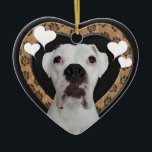 White Boxer Heart Chalkboard Ornament<br><div class="desc">Für den Tierliebhaber in deinem Leben. Eine weitere Version dieses bezaubernden weißen Boxers mit seinem Kopf, der vor einem skurrilen Herz herausragt, komplett mit Pfotenabzügen auf einem Chalkboard strukturierten Hintergrund. Die Rückseite ist der gleiche Chalkboard-Hintergrund mit einem niedlichen kleinen Pfotenprint.</div>